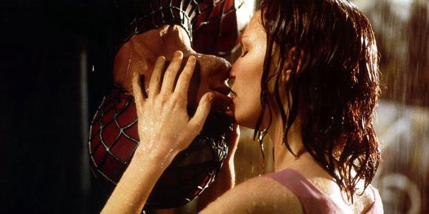 El beso de Tobey Maguire y Kirsten Dunst, que hizo historia en el cine (Foto: Sony Pictures)