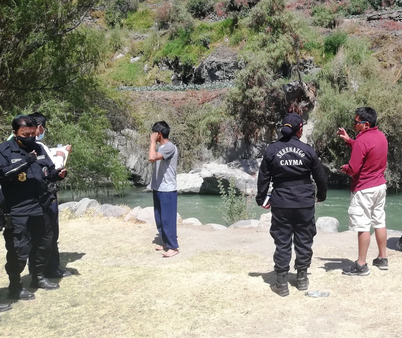 1641419408 Turistas que navegan en canoa por el rio Chili encuentran