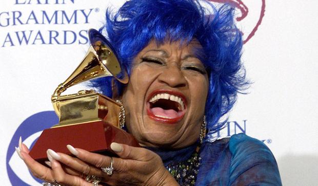 Celia Cruz posa con su Grammy a la Mejor Interpretación de Salsa en la 1a Entrega Anual de los Premios Grammy Latinos en el Staples Center de Los Ángeles el 13 de septiembre de 2000 (Foto: Vince Bucci / AFP)