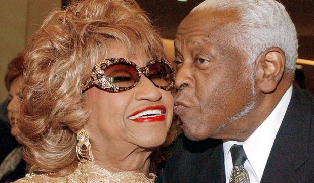 Celia Cruz recibe un beso de su esposo Pedro Knight al llegar a la Gala Homenaje a la Persona del Año de la Academia Latina de la Grabación (LARAS) 2002 a Vicente Fernández en Hollywood, California el 17 de septiembre de 2002 (Foto de Lucy Nicholson / AFP)