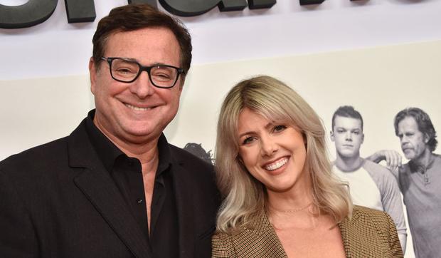 El actor bob saget y su esposa, la periodista kelly rizzo, llegan al evento fyc en la alfombra roja de la serie. "desvergonzado" showtime en el teatro linwood dunn de hollywood el 6 de marzo de 2019 (foto: chris delmas / afp)