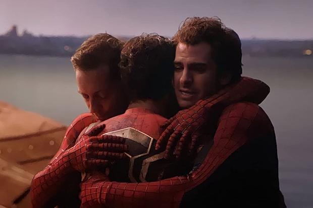 Tobey Maguire, Andrew Garfield y Tom Holland se abrazan "No hay camino a casa".  (Foto: Marvel Studios)