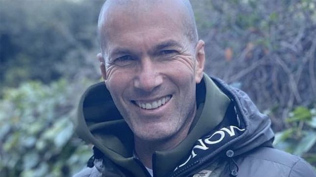 La extrana forma en que zidane pasea a su perro