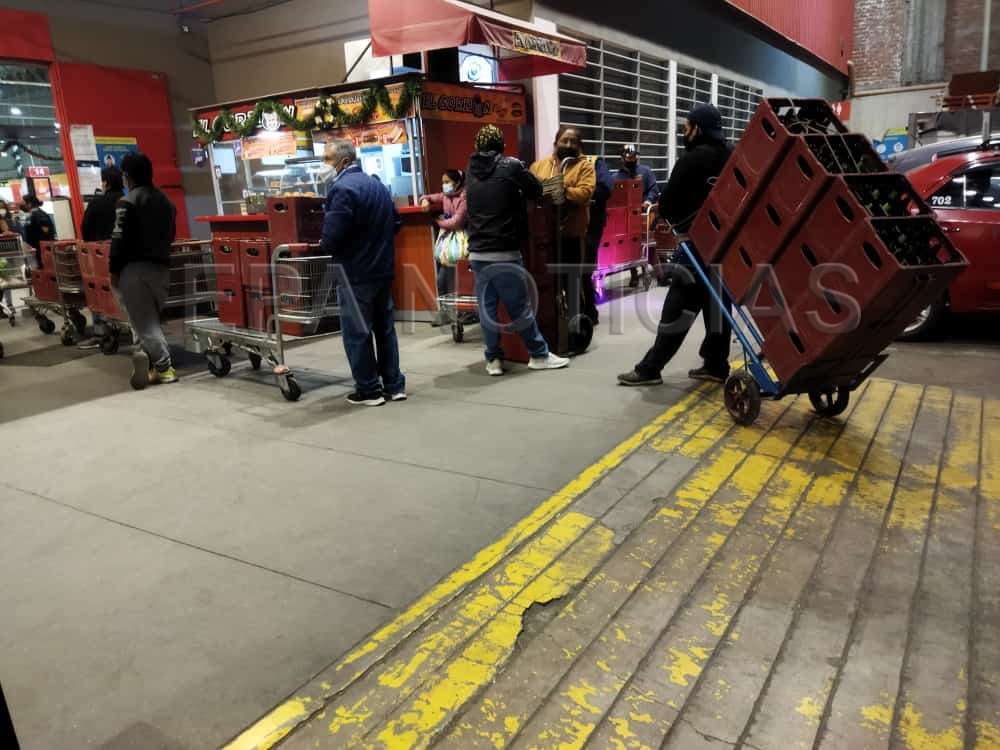 Los ciudadanos hacen cervezas de ano nuevo compraron macro en