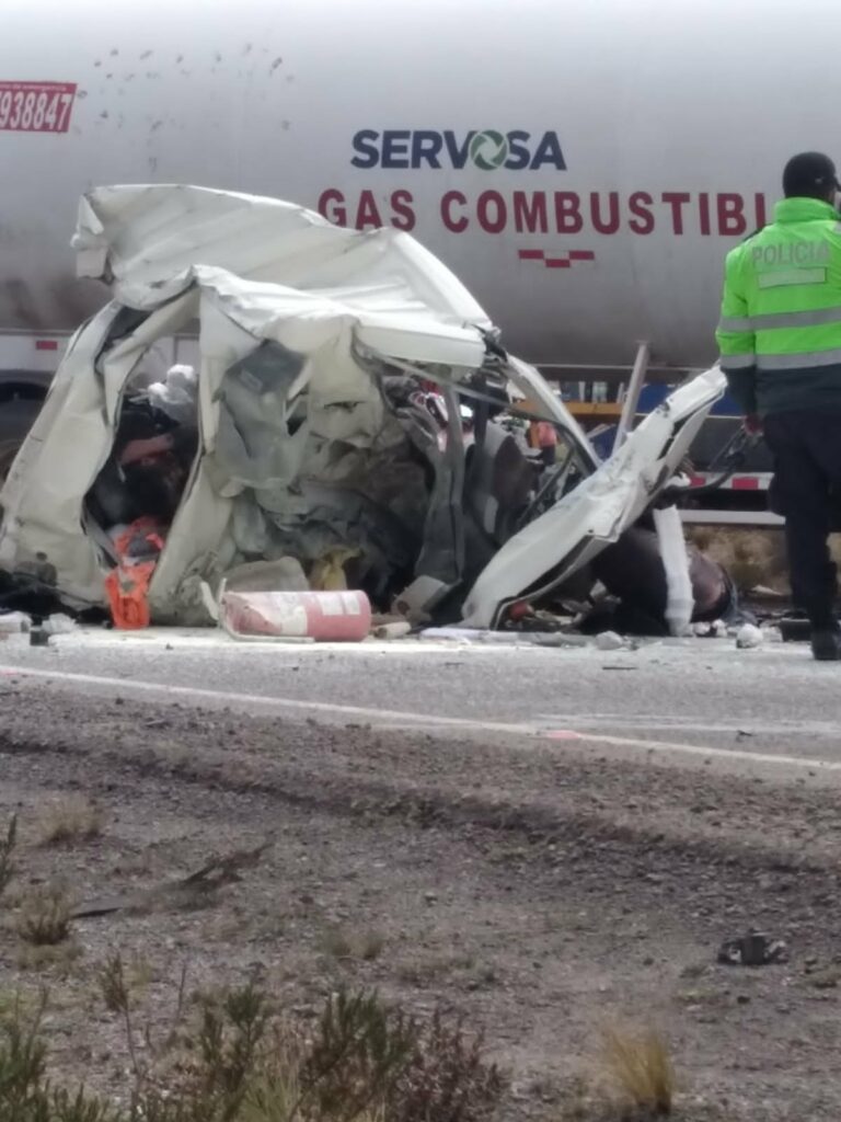 Mueren conductor y copiloto de cisterna al chocar frontalmente con