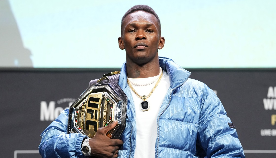 1644603137 Israel Adesanya niega que este tratando de superar el legado