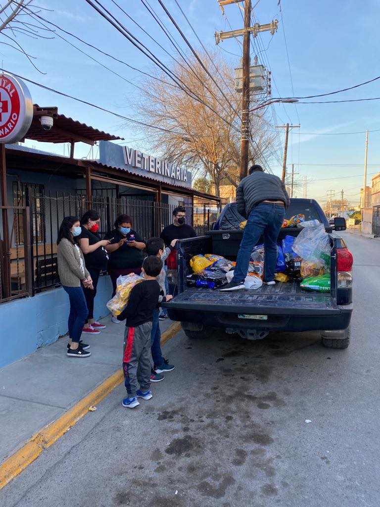 Puede ser una foto de 6 personas, personas de pie y calle.