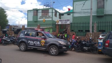 Juliaca delincuentes armados con rostros velados atacan a pareja y