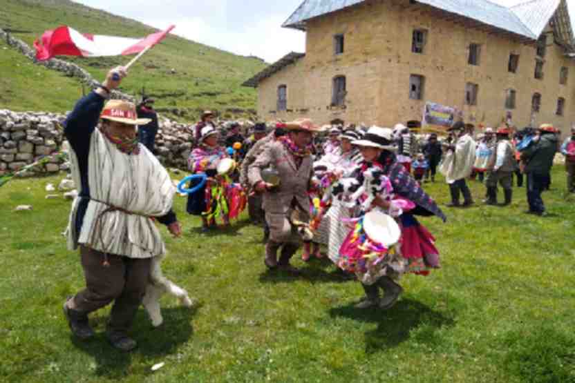 Junin Feligreses de San Blas celebran a bombo y platillo