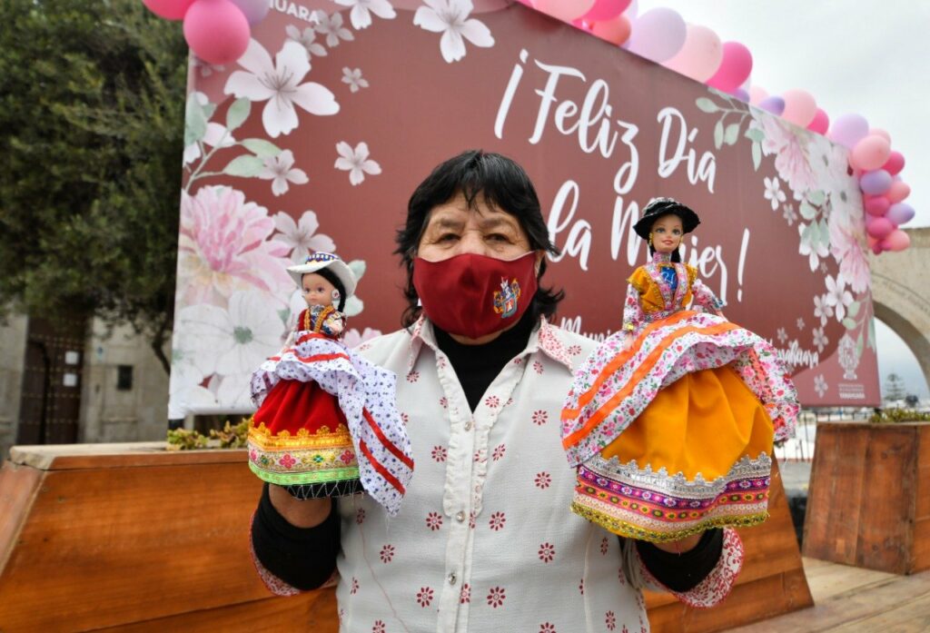 Mas de 80 artesanas de seis provincias ofrecen su arte