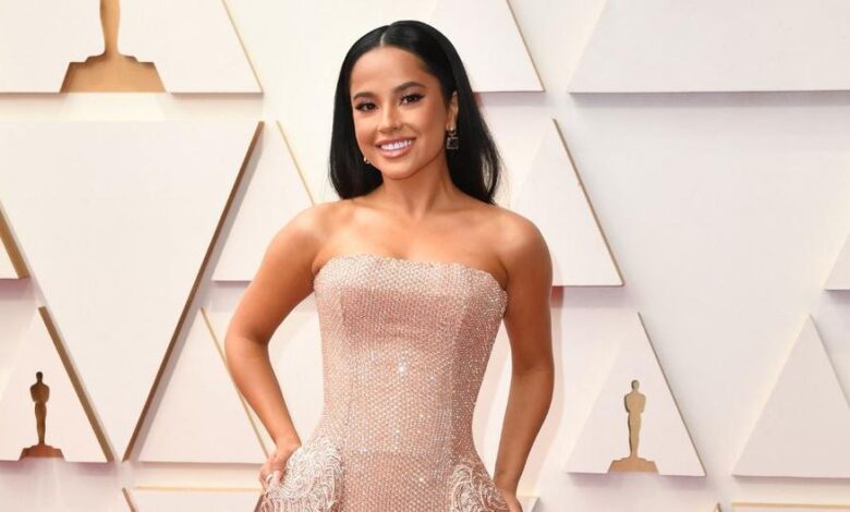 Oscars 2022 becky g deslumbra con un vestido de etro