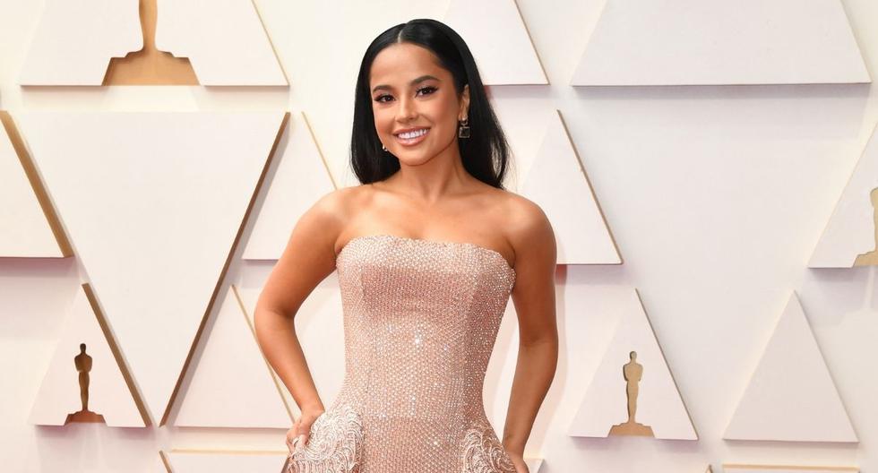 Oscars 2022 Becky G deslumbra con un vestido de Etro