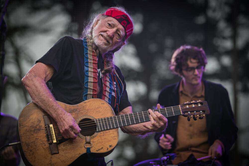 Willie nelson rescato 70 caballos de un matadero para dejarlos