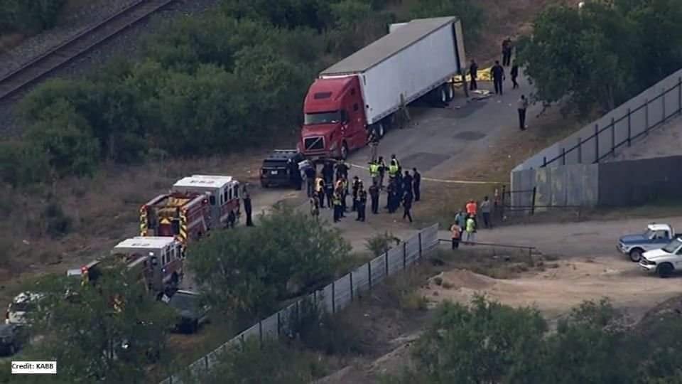 Hallan 46 muertos en trailer que transportaba a 62 migrantes