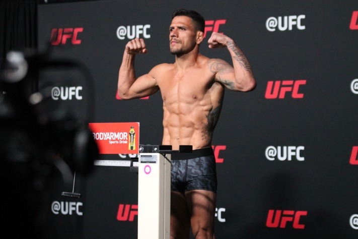 Pesaje de UFC Las Vegas 58 Dos Anjos para el