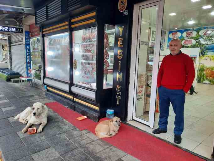 1661577480 272 la mision diaria de este comerciante es alimentar a los