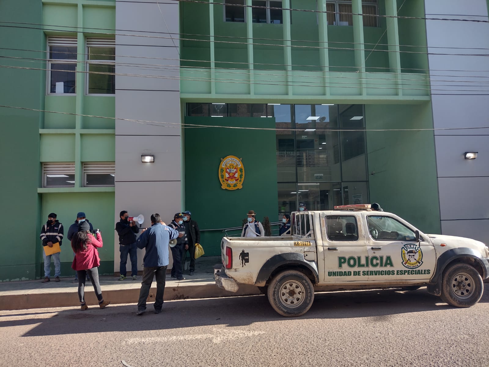 Ciudadanos protestan frente a comisaria exigiendo mejor trabajo policial