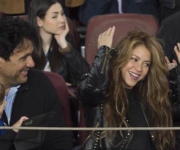 Shakira mira un partido de fútbol con su hermano (foto: shakixfan/instagram)