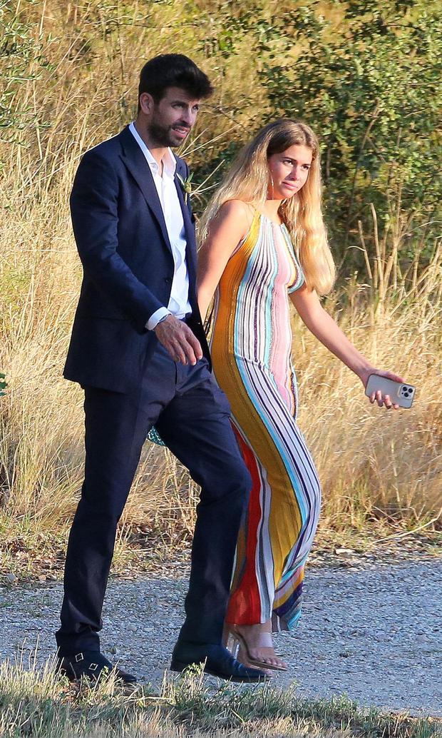 Gerard piqué y clara chía fueron captados entrando en mas terrats para asistir a la boda de uno de sus mejores amigos, albert pedret. (foto: revista ¡hola! )