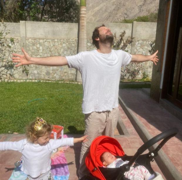 Tomando el sol con sus dos hijas (Foto: Heinz Gildemeister / Instagram)