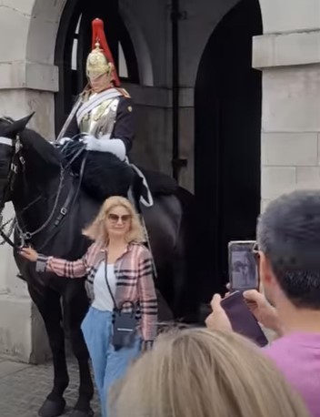 1663479868 855 toca el caballo para una foto y la guardia real