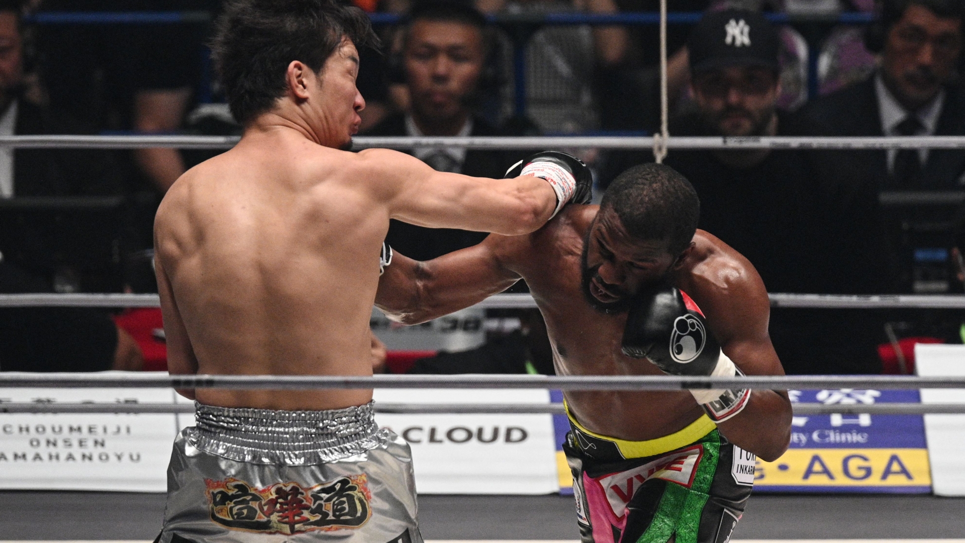 Floyd Mayweather derroto a Mikuru Asakura en un combate de