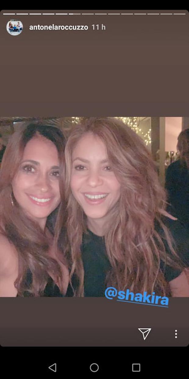 Antonela roccuzzo y shakira en la fiesta de barcelona. (foto: instagram)