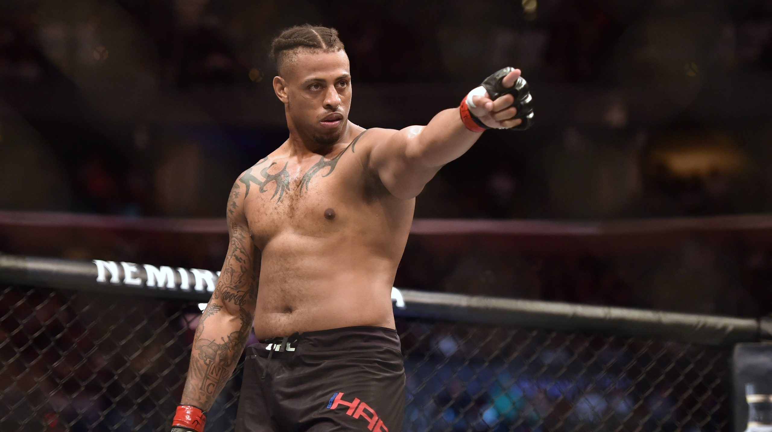 Video Greg Hardy gana su debut boxistico por KO scaled