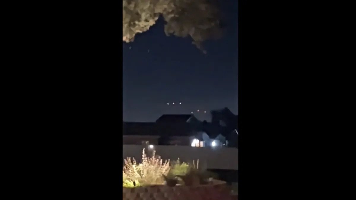 Los cielos de San Diego se iluminan con luces espeluznantes