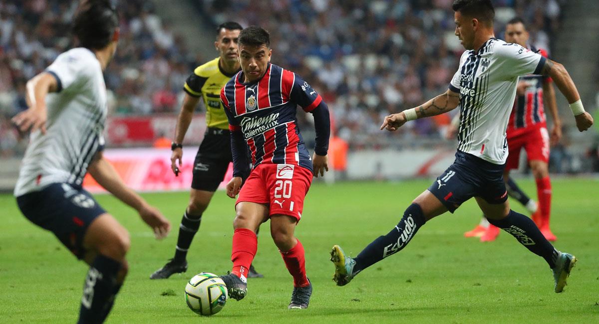 Sin Santiago Ormeno Chivas debuto en la Liga MX con