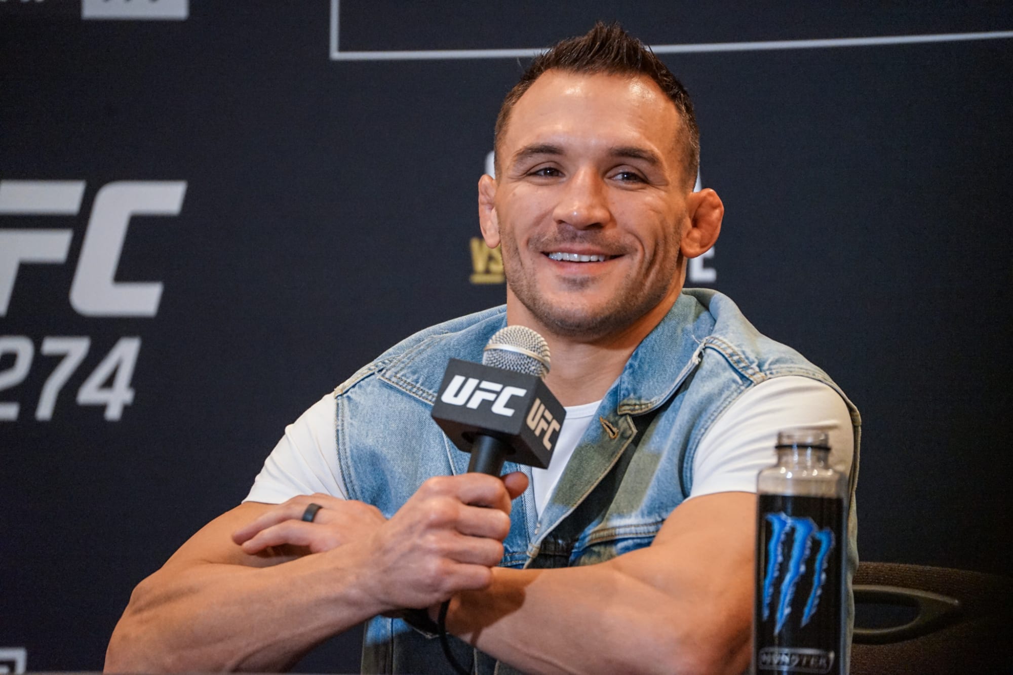 Michael chandler en la conferencia de prensa previa a ufc 274