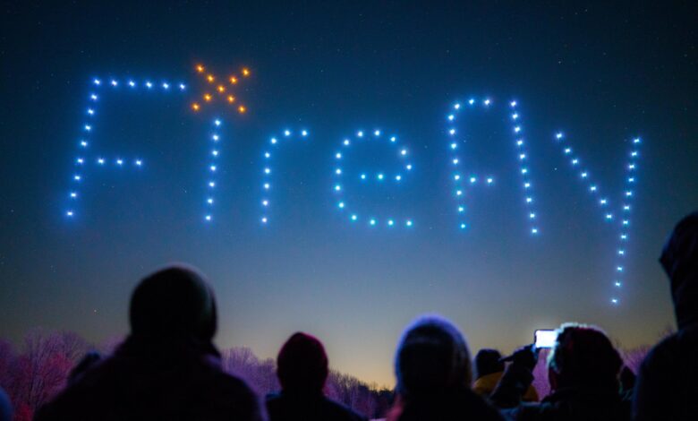 1676661041 publico invitado a ver espectaculo de luces aereas con 100