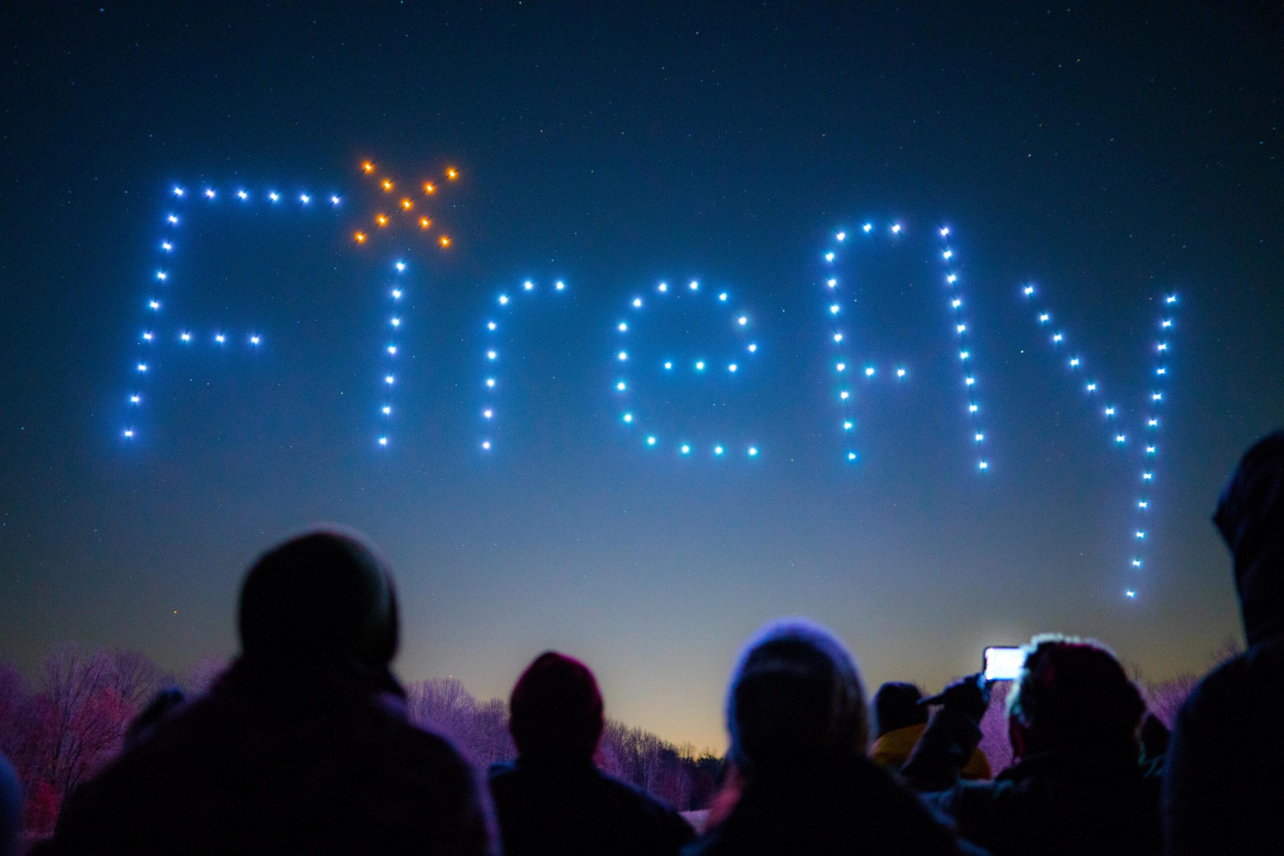 1676661041 PUBLICO INVITADO A VER ESPECTACULO DE LUCES AEREAS CON 100 scaled