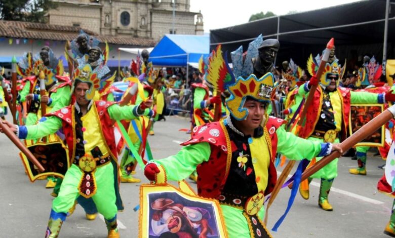 Carnaval de cajamarca exuberancia durante el desfile de patrullas y