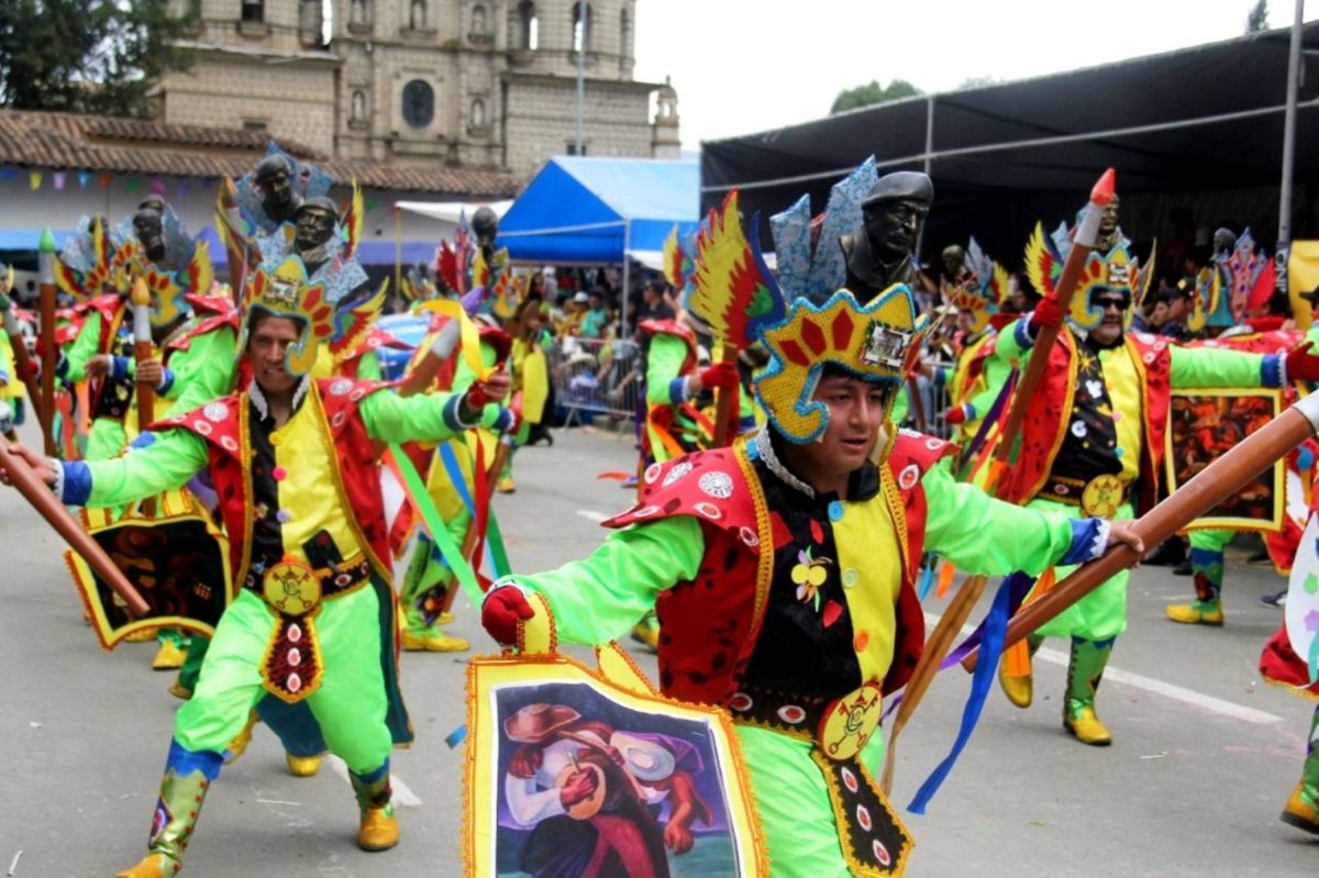 Carnaval de Cajamarca exuberancia durante el desfile de patrullas y