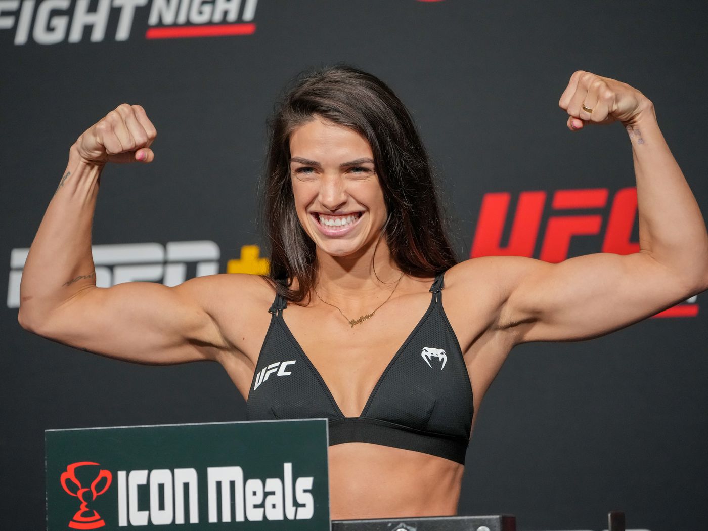 Mackenzie Dern vs Angela Hill acordaron UFC Fight Night el