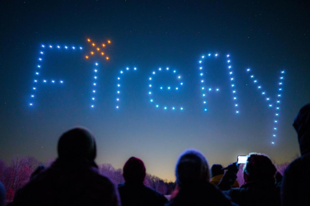 Publico invitado a ver espectaculo de luces aereas con 100