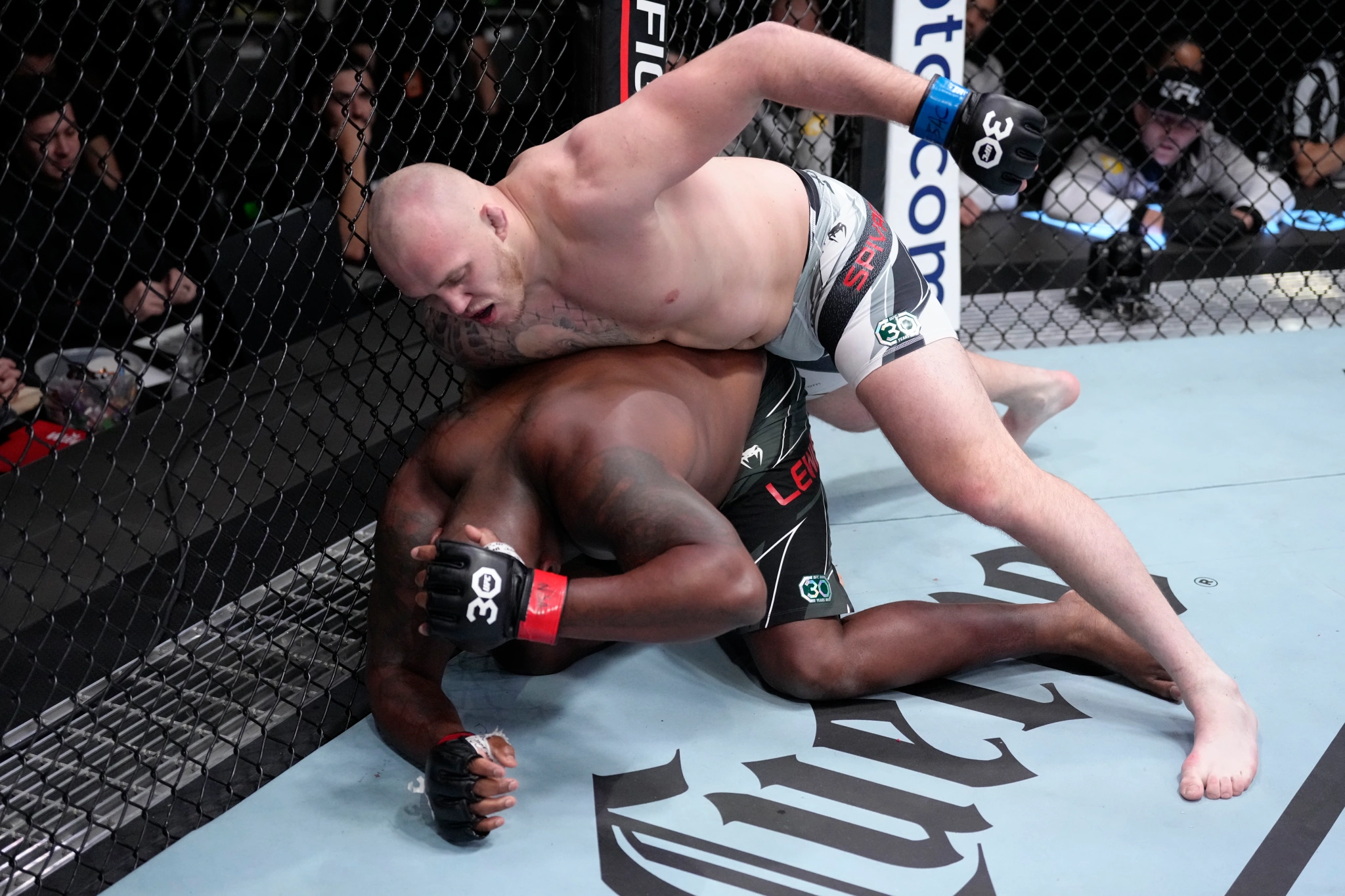 UFC Vegas 68 Sergey Spivak vence a Derrick Lewis con.webp