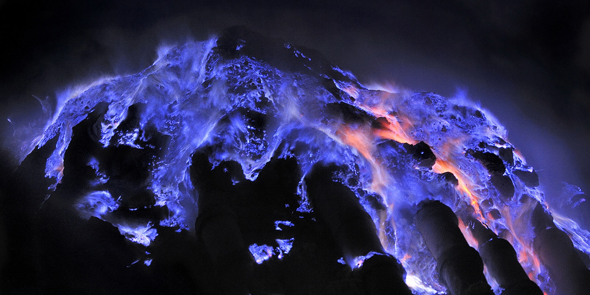 1683234320 Espectaculares flujos de lava azul en este volcan de Indonesia