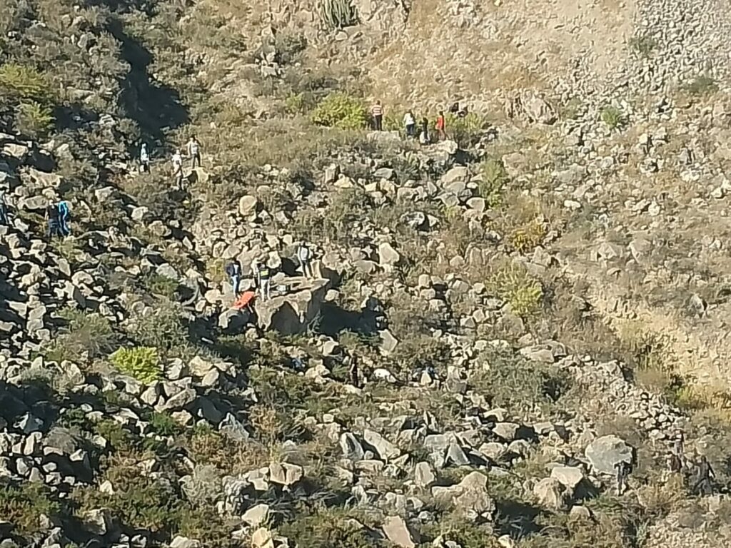 1686607858 327 minivan que viajaba de espinar a arequipa se estrello contra