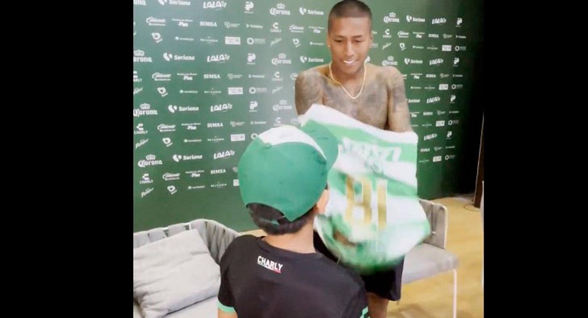 1688170048 Pedro Aquino regalo su camiseta en su presentacion con Santos